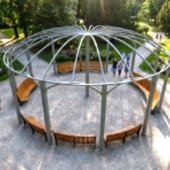 Pergolės ir arkos su suolais, gultais, supynėmis ir pikniko stalais