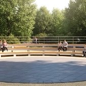 Metalines ir betoninės tribūnos (amfiteatrai) su Iroko mediena