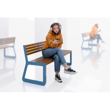 Panchina in metallo con schienale, realizzata in legno di Iroko 'Sido / 001605'