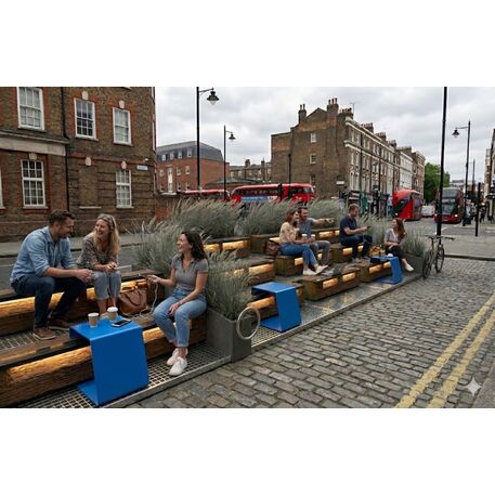 Ąžuolo masyvo amfiteatrinė tribūna su betoniniais vazonais, LED apšvietimu ir Smart sistema 'Premium / STF/28-49-02/MDL'