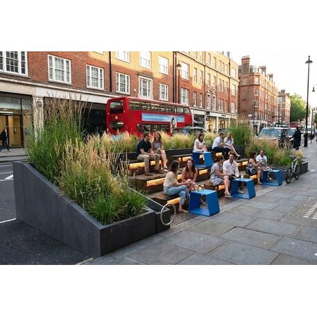 Ąžuolo masyvo amfiteatrinė tribūna su betoniniais vazonais, LED apšvietimu ir Smart sistema 'Premium / STF/28-49-02/MDL'