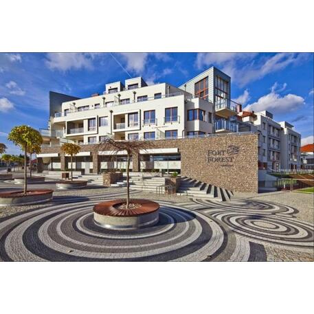 Concrete bench without backrest and with Iroko wood seating 'Premium Collection / STF/13-02-39_02/MDL'