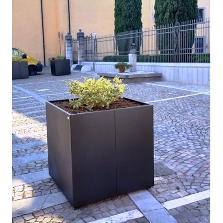 Kvadratinis metalinis lauko vazonas (gėlinė) 'Piramide / Square'