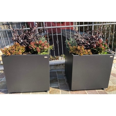 Kvadratinis metalinis lauko vazonas (gėlinė) 'Piramide / Square'