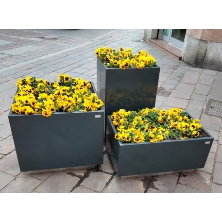 Kvadratinis metalinis lauko vazonas (gėlinė) 'Piramide / Square'