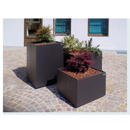 Kvadratinis metalinis lauko vazonas (gėlinė) 'Piramide / Square'