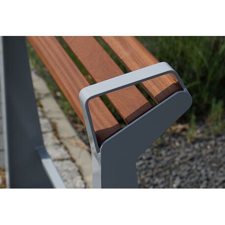 Schienale da appoggio in piedi per fermate degli autobus in legno di iroko 'Flow / 004202'