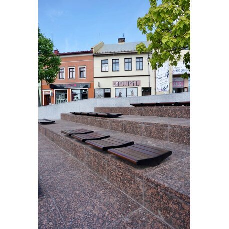 La panchina in metallo con schienale, realizzata in legno di Iroko, è montata su piedistalli o pareti in cemento 'Flow / 001257'