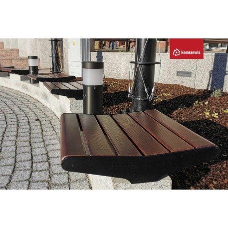 La panchina in metallo con schienale, realizzata in legno di Iroko, è montata su piedistalli o pareti in cemento 'Flow / 001257'