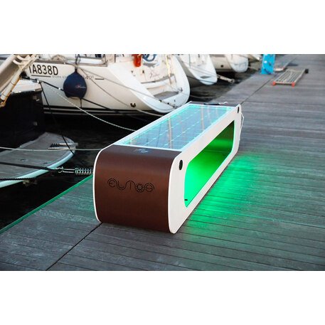 Išmanus suoliukas su saulės baterija, USB įkrovimu ir Smart City funkcijomis 'Elios Smart Bench'