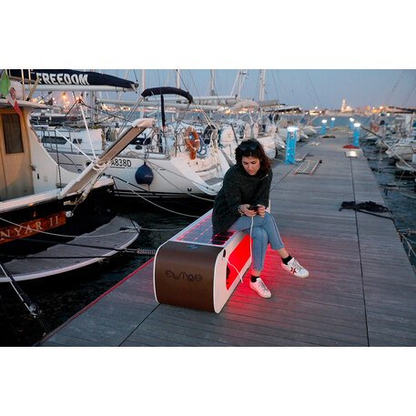Išmanus suoliukas su saulės baterija, USB įkrovimu ir Smart City funkcijomis 'Elios Smart Bench'