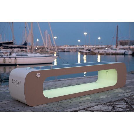 Išmanus suoliukas su saulės baterija, USB įkrovimu ir Smart City funkcijomis 'Elios Smart Bench'