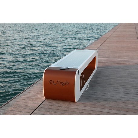 Išmanus suoliukas su saulės baterija, USB įkrovimu ir Smart City funkcijomis 'Elios Smart Bench'