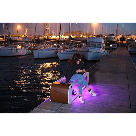 Išmanus suoliukas su saulės baterija, USB įkrovimu ir Smart City funkcijomis 'Elios Smart Bench'