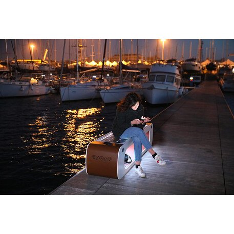 Išmanus suoliukas su saulės baterija, USB įkrovimu ir Smart City funkcijomis 'Elios Smart Bench'