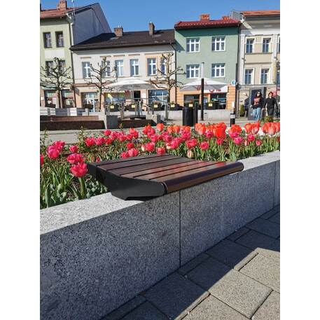 Metalinis suoliukas be atlošo, pagamintas iš Iroko medienos, tvirtinamas prie betoninių postamentų arba sienų 'Flow / 001259'