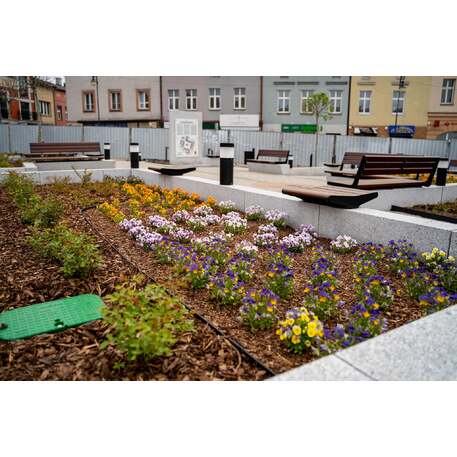 Metalinis suoliukas be atlošo, pagamintas iš Iroko medienos, tvirtinamas prie betoninių postamentų arba sienų 'Flow / 001259'