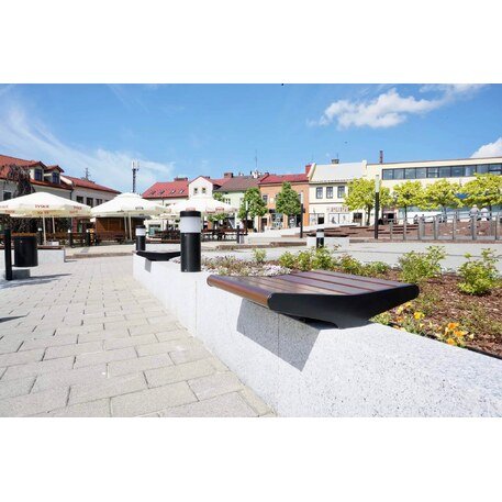 Metalinis suoliukas be atlošo, pagamintas iš Iroko medienos, tvirtinamas prie betoninių postamentų arba sienų 'Flow / 001259'