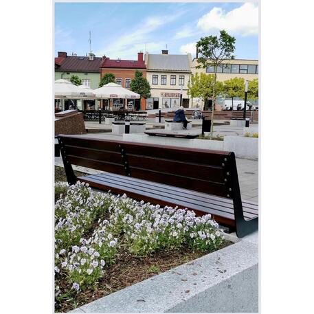 Metalinis suoliukas be atlošo, pagamintas iš Iroko medienos, tvirtinamas prie betoninių postamentų arba sienų 'Flow / 001259'