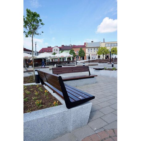 Metalinis suoliukas be atlošo, pagamintas iš Iroko medienos, tvirtinamas prie betoninių postamentų arba sienų 'Flow / 001259'