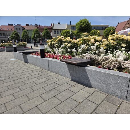 Metalinis suoliukas be atlošo, pagamintas iš Iroko medienos, tvirtinamas prie betoninių postamentų arba sienų 'Flow / 001259'