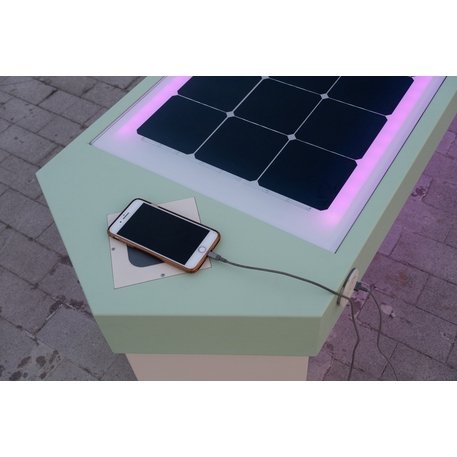 Išmanus suoliukas su saulės baterija, USB įkrovimu ir Smart City funkcijomis 'Elios Smart Bench'