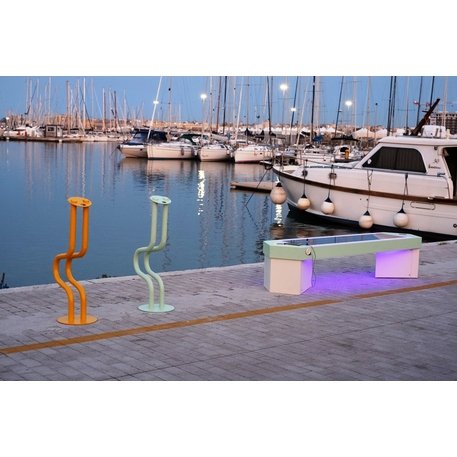 Išmanus suoliukas su saulės baterija, USB įkrovimu ir Smart City funkcijomis 'Elios Smart Bench'