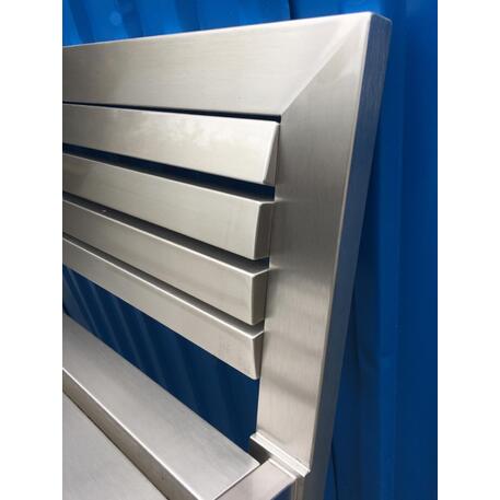 Металлическая скамейка со спинкой, изготовленная из древесины Ироко 'Premium Collection / STF/13-04-18_05/MDL'