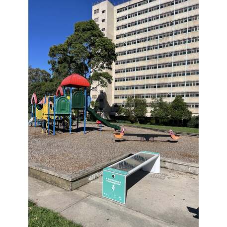 Išmanus suoliukas su saulės baterija, USB įkrovimu ir Smart City funkcijomis 'Mini Smart Bench'