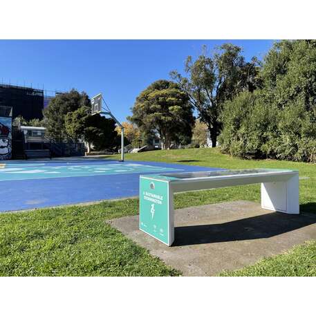 Išmanus suoliukas su saulės baterija, USB įkrovimu ir Smart City funkcijomis 'Mini Smart Bench'