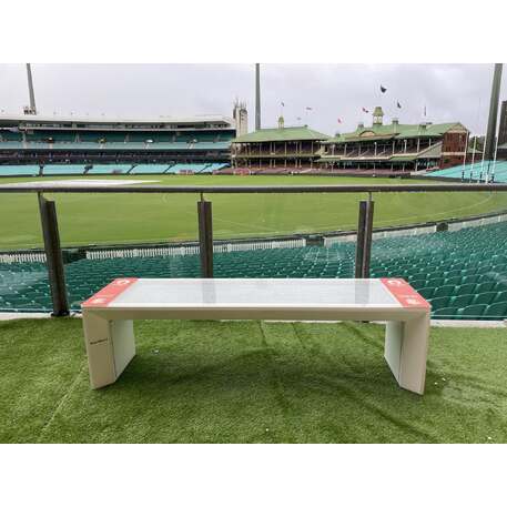 Išmanus suoliukas su saulės baterija, USB įkrovimu ir Smart City funkcijomis 'Mini Smart Bench'