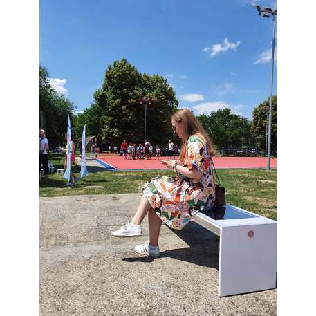 Išmanus suoliukas su saulės baterija, USB įkrovimu ir Smart City funkcijomis 'Mini Smart Bench'