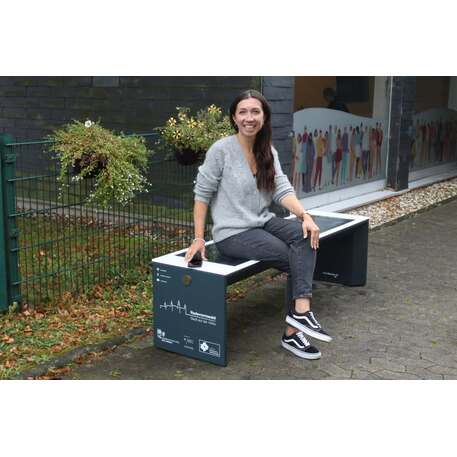 Išmanus suoliukas su saulės baterija, USB įkrovimu ir Smart City funkcijomis 'Mini Smart Bench'