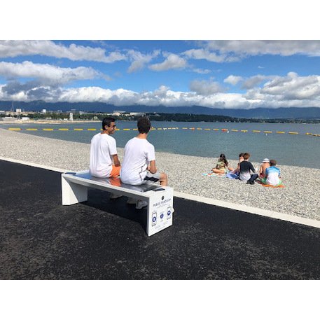 Išmanus suoliukas su saulės baterija, USB įkrovimu ir Smart City funkcijomis 'Mini Smart Bench'