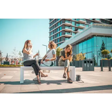 Išmanus suoliukas su saulės baterija, USB įkrovimu ir Smart City funkcijomis 'Mini Smart Bench'