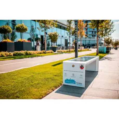 Išmanus suoliukas su saulės baterija, USB įkrovimu ir Smart City funkcijomis 'Mini Smart Bench'