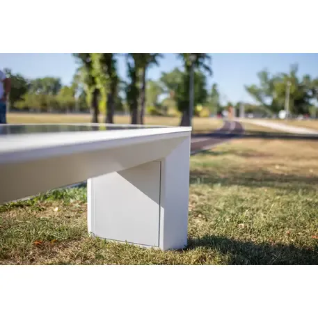 Išmanus suoliukas su saulės baterija, USB įkrovimu ir Smart City funkcijomis 'Mini Smart Bench'
