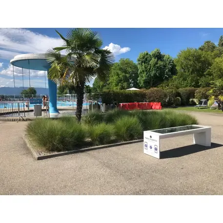 Išmanus suoliukas su saulės baterija, USB įkrovimu ir Smart City funkcijomis 'Mini Smart Bench'