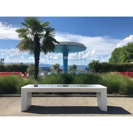 Išmanus suoliukas su saulės baterija, USB įkrovimu ir Smart City funkcijomis 'Mini Smart Bench'