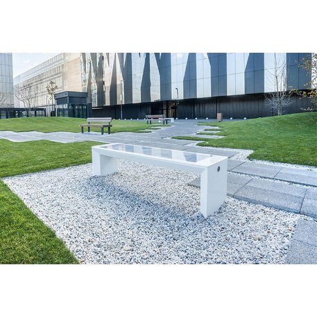 Išmanus suoliukas su saulės baterija, USB įkrovimu ir Smart City funkcijomis 'Mini Smart Bench'