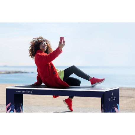Išmanus suoliukas su saulės baterija, USB įkrovimu ir Smart City funkcijomis 'Mini Smart Bench'