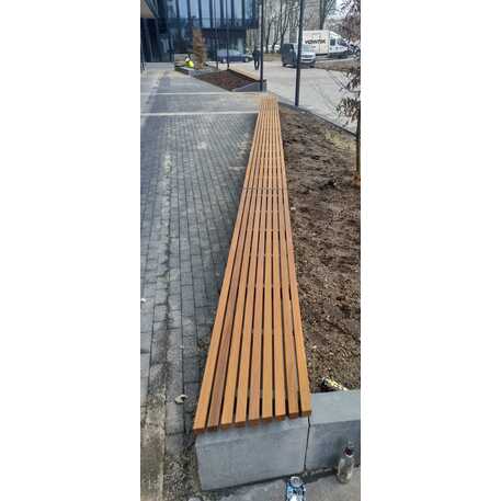 Concrete bench without backrest and with Iroko wood seating 'Premium Collection / STF/13-02-46_01/MDL'