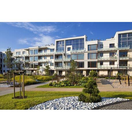 Металлическая скамейка со спинкой, изготовленная из древесины Ироко 'Premium Collection / STF/13-04-18/MDL'