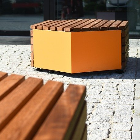 Modulinis metalinis suolas (suoliukas) be atlošo, pagamintas iš Iroko medienos 'Hexie Urban design / 012144'