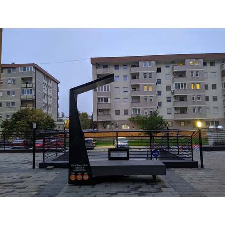 Išmanus suoliukas su saulės baterija, USB įkrovimu ir Smart City funkcijomis 'Smart Bench 1 Hybrid'