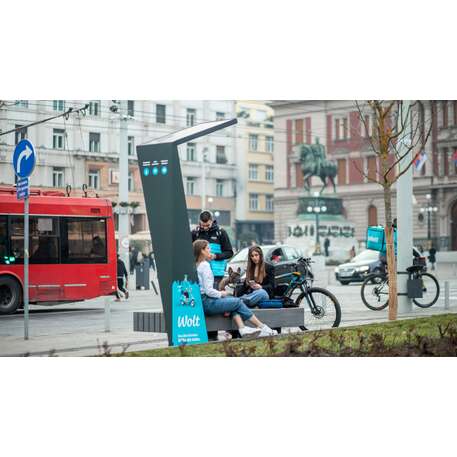 Išmanus suoliukas su saulės baterija, USB įkrovimu ir Smart City funkcijomis 'Smart Bench 1 Hybrid'