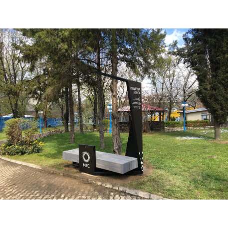 Išmanus suoliukas su saulės baterija, USB įkrovimu ir Smart City funkcijomis 'Smart Bench 1 Hybrid'