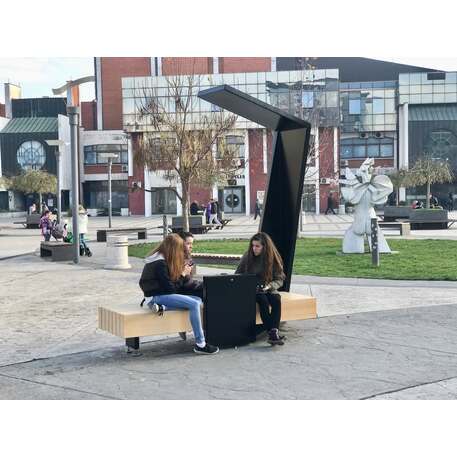 Išmanus suoliukas su saulės baterija, USB įkrovimu ir Smart City funkcijomis 'Smart Bench 1 Hybrid'