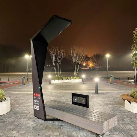 Išmanus suoliukas su saulės baterija, USB įkrovimu ir Smart City funkcijomis 'Smart Bench 1 Hybrid'