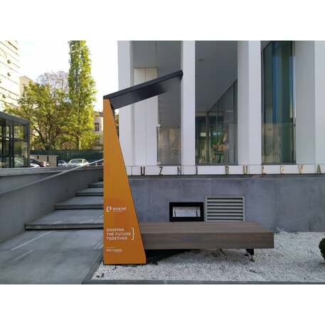Išmanus suoliukas su saulės baterija, USB įkrovimu ir Smart City funkcijomis 'Smart Bench 1 Hybrid'